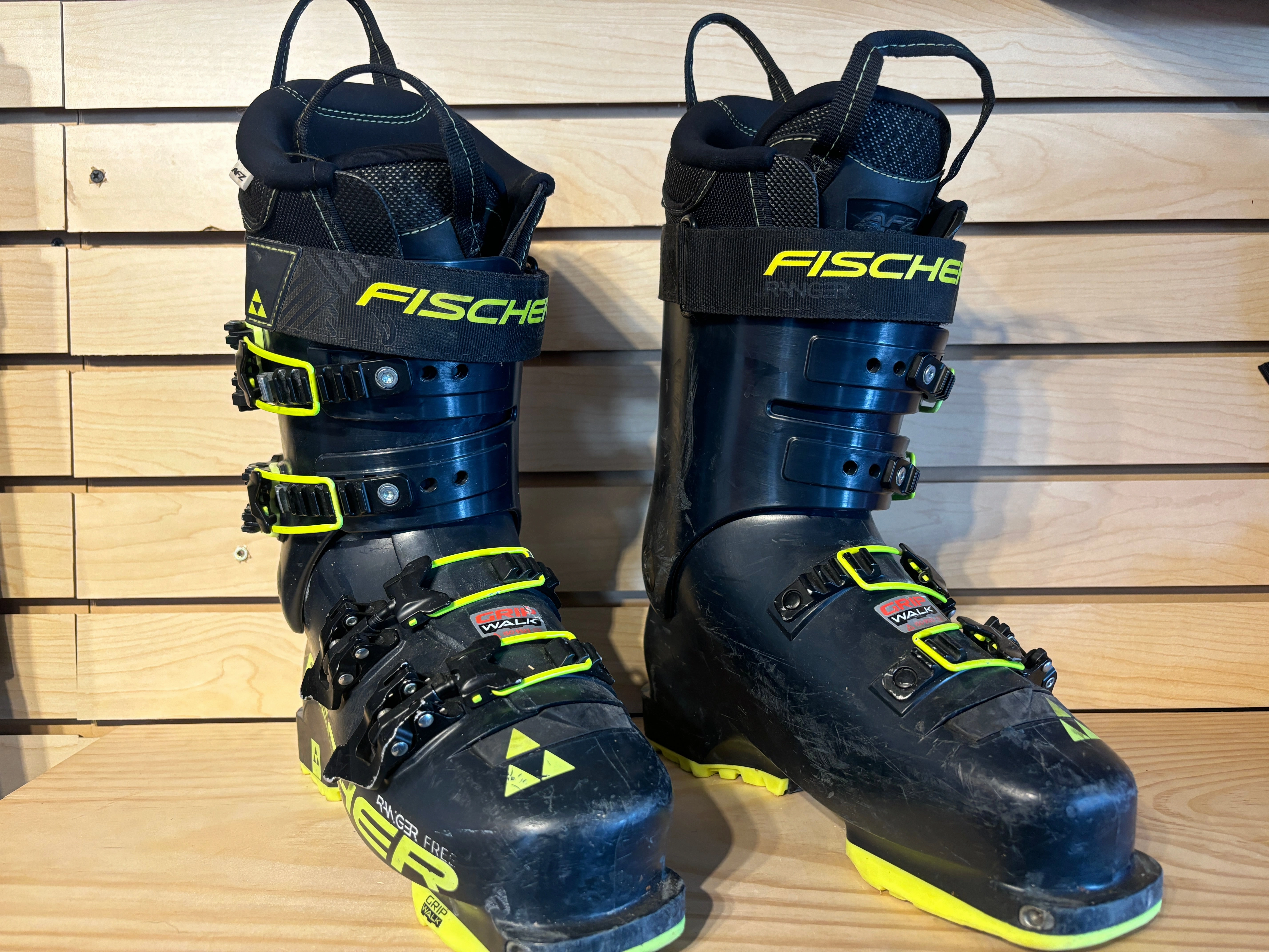 Fischer Ranger 100 - Size 25.5 USED Small Dog Snow Boots