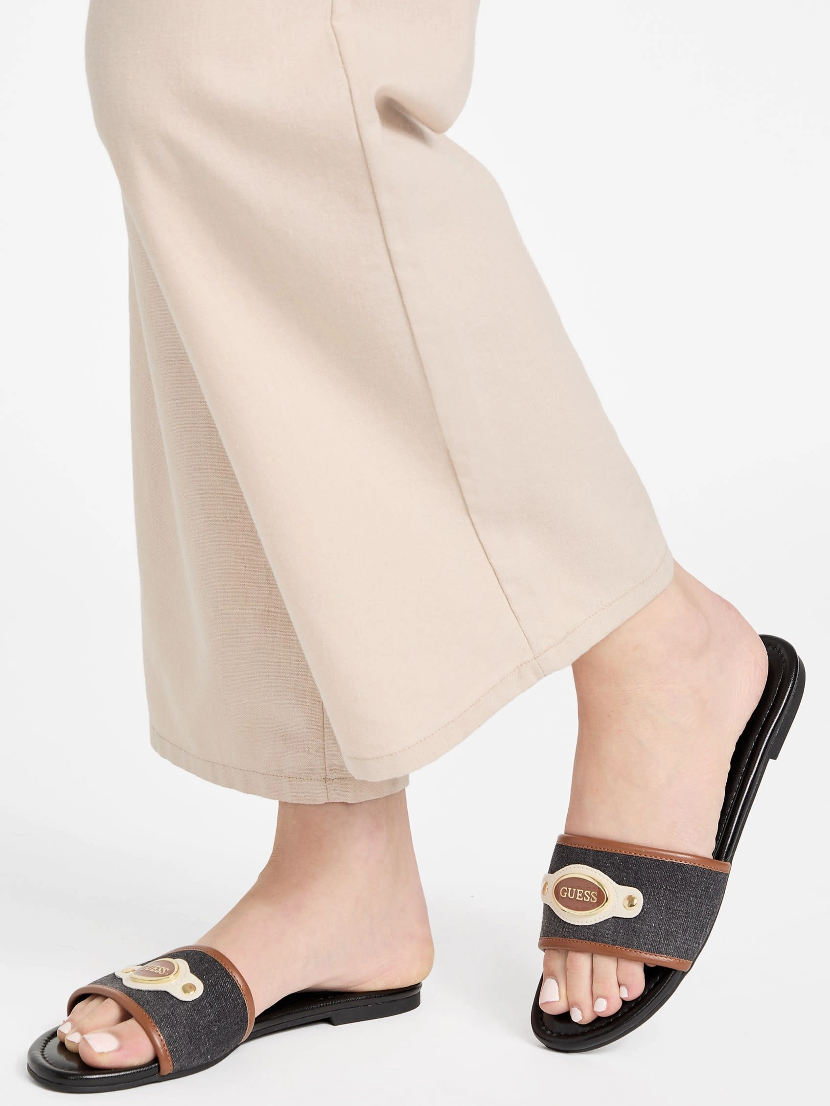 Lyndons Logo Slide Sandals Sandals Hide Toes