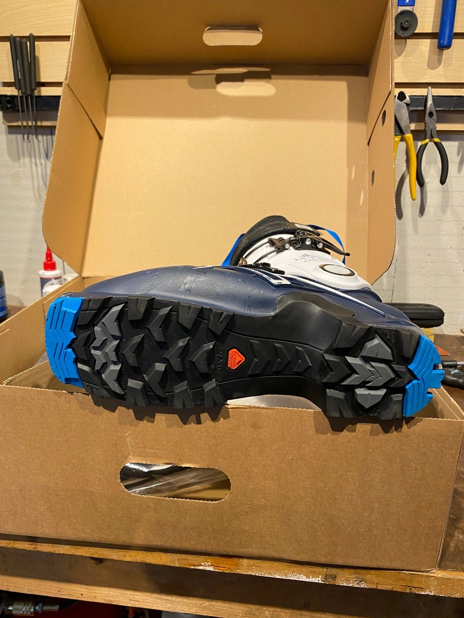 Akira Snow Boots Salomon MTN Explore 25/25.5 Ski Boot Demo Fleet #41