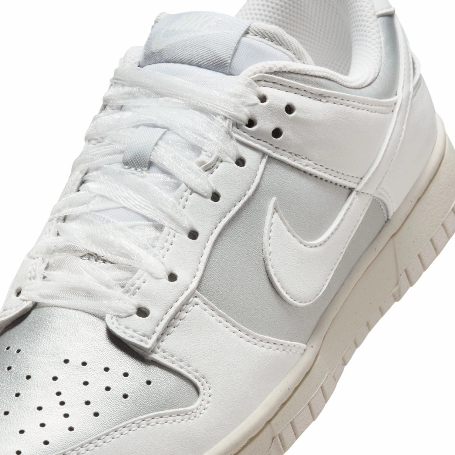 Wmns Dunk Low Next Nature 'Metallic Platinum' Basketball Shoes Sales Ranking